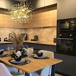 Luxury Designer I Meters To Gondola Lift I Sleeps 6 I Pool & Parking I بانسكو