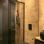 Luxury Designer I Meters To Gondola Lift I Sleeps 6 I Pool & Parking I بانسكو