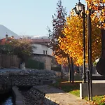 Luxury Designer I Meters To Gondola Lift I Sleeps 6 I Pool & Parking I شقة