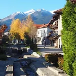 شقة Luxury Designer I Meters To Gondola Lift I Sleeps 6 I Pool & Parking I