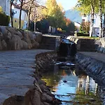 شقة Luxury Designer I Meters To Gondola Lift I Sleeps 6 I Pool & Parking I