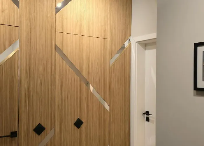 Luxury Designer I Meters To Gondola Lift I Sleeps 6 I Pool & Parking I *