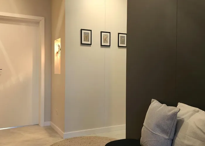 Luxury Designer I Meters To Gondola Lift I Sleeps 6 I Pool & Parking I شقة *