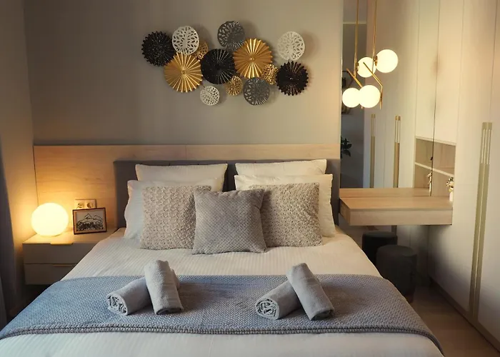 شقة Luxury Designer I Meters To Gondola Lift I Sleeps 6 I Pool & Parking I *