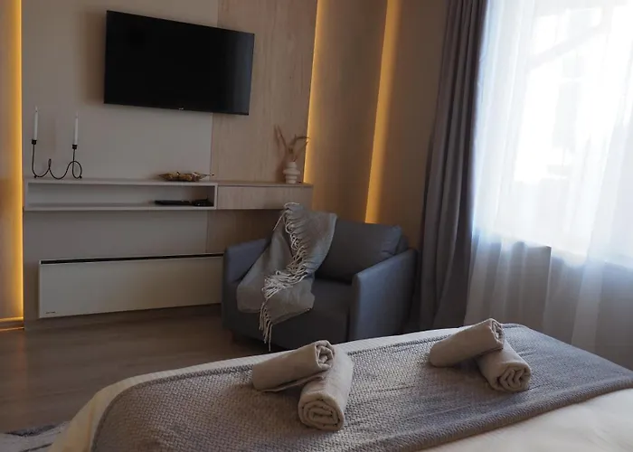 Luxury Designer I Meters To Gondola Lift I Sleeps 6 I Pool & Parking I شقة