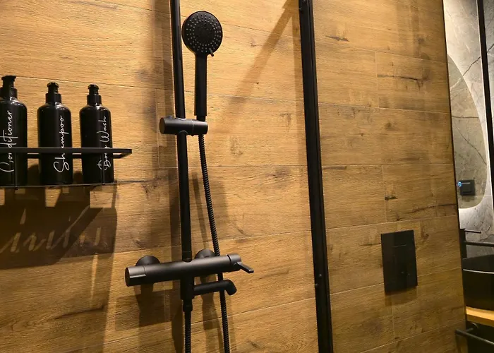 Luxury Designer I Meters To Gondola Lift I Sleeps 6 I Pool & Parking I شقة