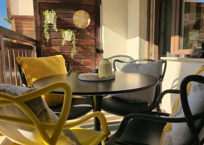 شقة Luxury Designer I Meters To Gondola Lift I Sleeps 6 I Pool & Parking I