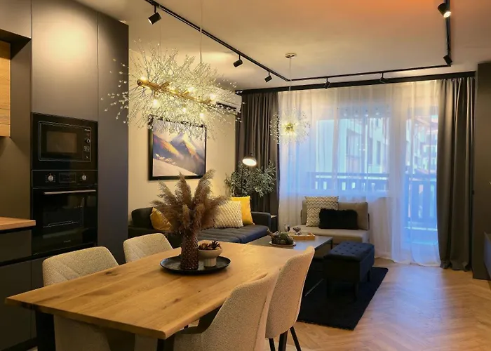 Luxury Designer I Meters To Gondola Lift I Sleeps 6 I Pool & Parking I 公寓