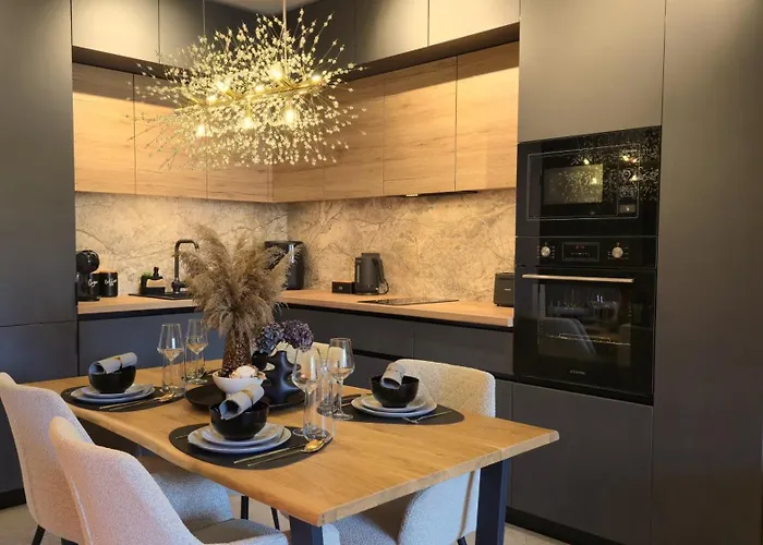 Luxury Designer I Meters To Gondola Lift I Sleeps 6 I Pool & Parking I 班斯科