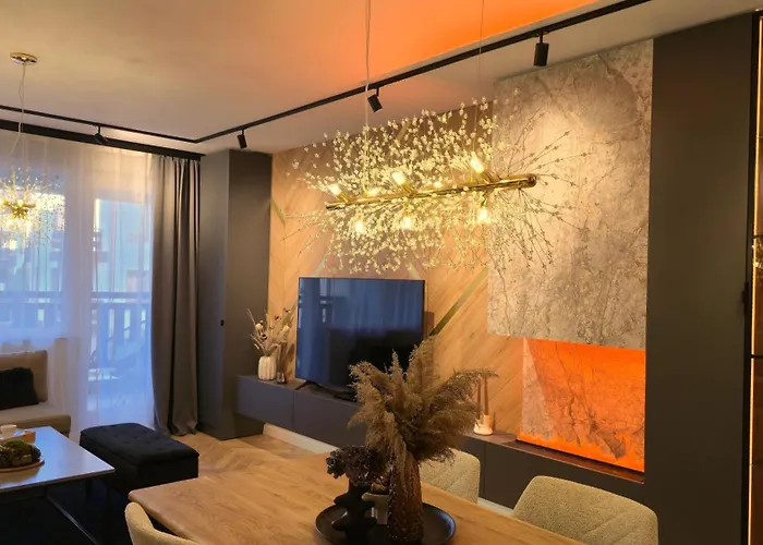 Luxury Designer I Meters To Gondola Lift I Sleeps 6 I Pool & Parking I *