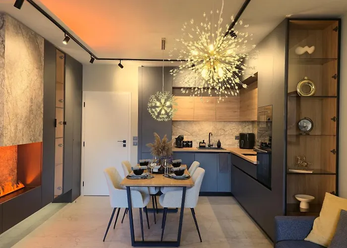 Luxury Designer I Meters To Gondola Lift I Sleeps 6 I Pool & Parking I * 班斯科