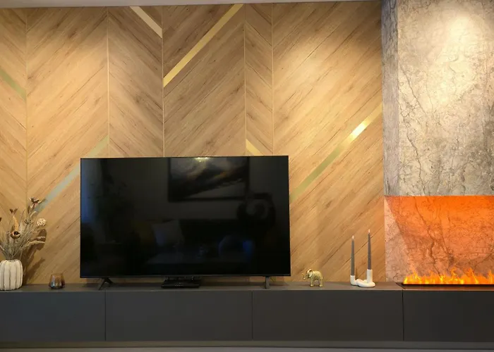 Luxury Designer I Meters To Gondola Lift I Sleeps 6 I Pool & Parking I