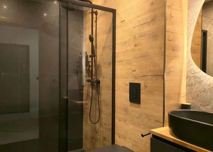 Luxury Designer I Meters To Gondola Lift I Sleeps 6 I Pool & Parking I 班斯科