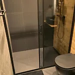 Luxury Designer I Meters To Gondola Lift I Sleeps 6 I Pool & Parking I * בנסקו