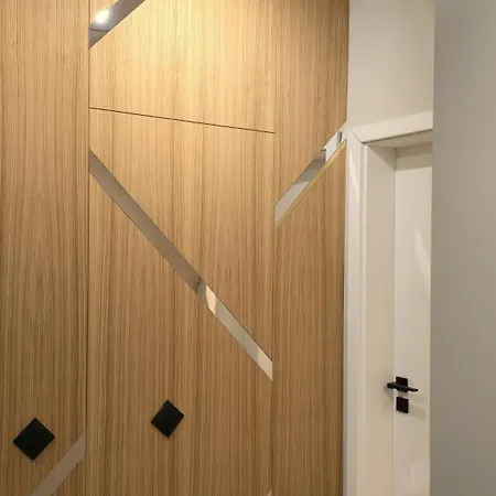 Luxury Designer I Meters To Gondola Lift I Sleeps 6 I Pool & Parking I *