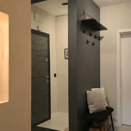 Luxury Designer I Meters To Gondola Lift I Sleeps 6 I Pool & Parking I