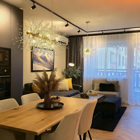 Luxury Designer I Meters To Gondola Lift I Sleeps 6 I Pool & Parking I شقة