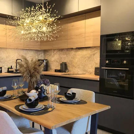 Luxury Designer I Meters To Gondola Lift I Sleeps 6 I Pool & Parking I 班斯科