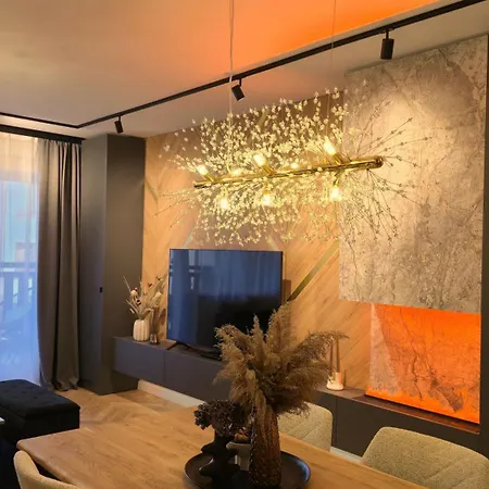 Luxury Designer I Meters To Gondola Lift I Sleeps 6 I Pool & Parking I *