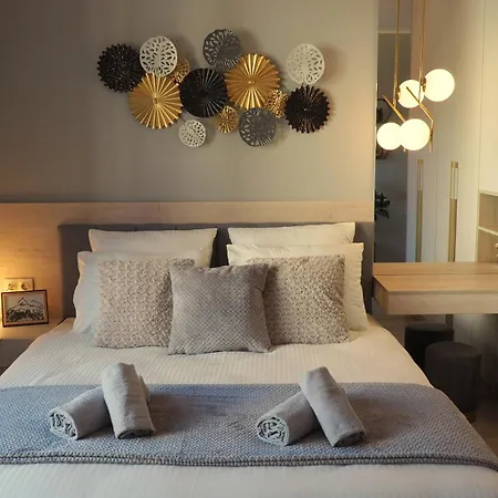 شقة Luxury Designer I Meters To Gondola Lift I Sleeps 6 I Pool & Parking I *