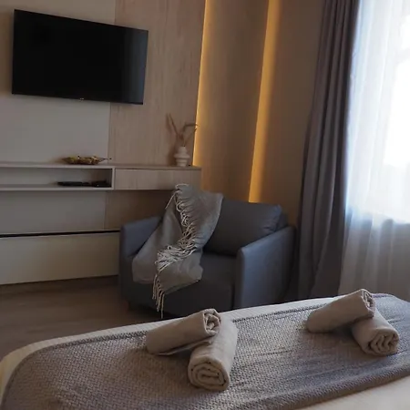 Luxury Designer I Meters To Gondola Lift I Sleeps 6 I Pool & Parking I شقة