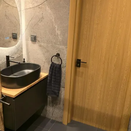 Luxury Designer I Meters To Gondola Lift I Sleeps 6 I Pool & Parking I