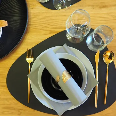 Luxury Designer I Meters To Gondola Lift I Sleeps 6 I Pool & Parking I