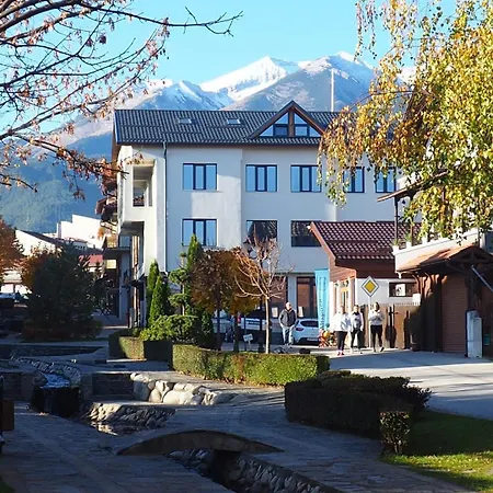 Luxury Designer I Meters To Gondola Lift I Sleeps 6 I Pool & Parking I 公寓