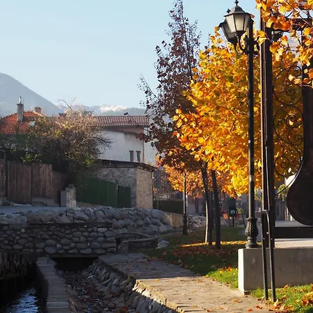 Luxury Designer I Meters To Gondola Lift I Sleeps 6 I Pool & Parking I شقة