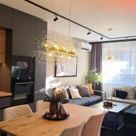 Luxury Designer I Meters To Gondola Lift I Sleeps 6 I Pool & Parking I شقة