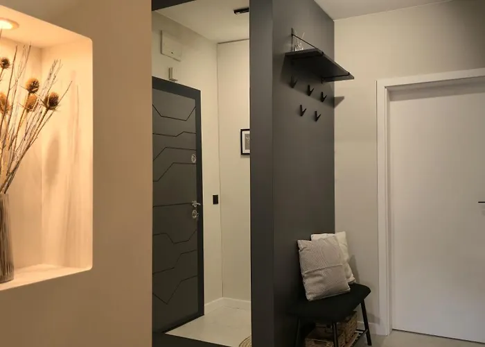 Luxury Designer I Meters To Gondola Lift I Sleeps 6 I Pool & Parking I