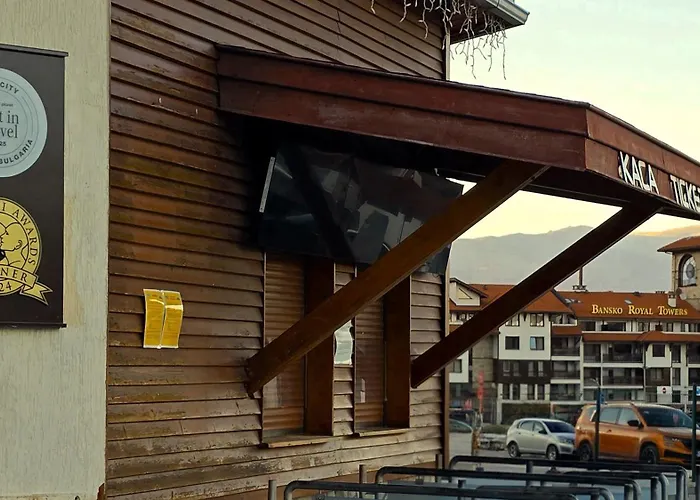 Luxury Designer I Meters To Gondola Lift I Sleeps 6 I Pool & Parking I Apartmán Bansko